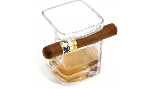 Pahar adorini de rom și whisky pentru trabuc