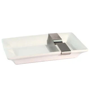 Scrumieră din ceramică albă pentru un trabuc cu suport metalic flexibil